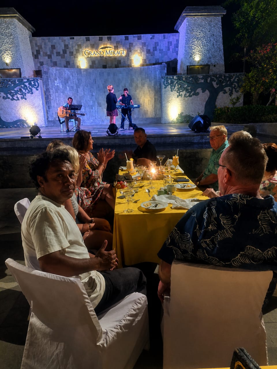 Islandora guests enjoying an evening dinner with live music in Bali