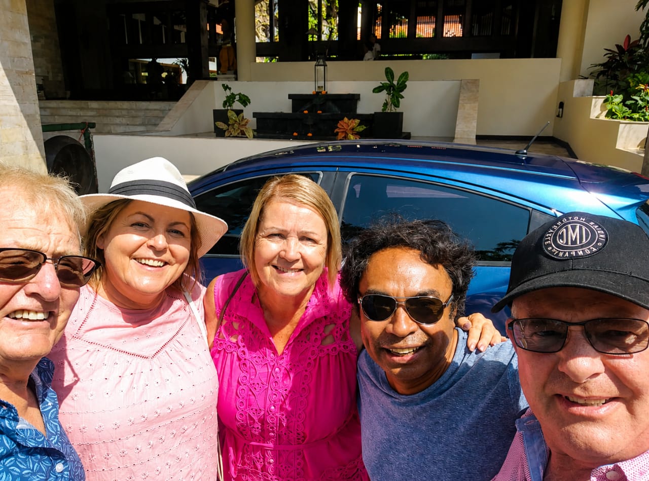 Islandora guide sharing a cheerful selfie with visiting guests